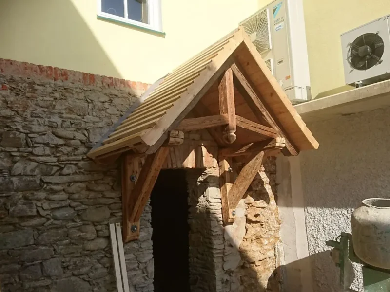 Überdachung zu einem Gwölbkeller aus Altholz